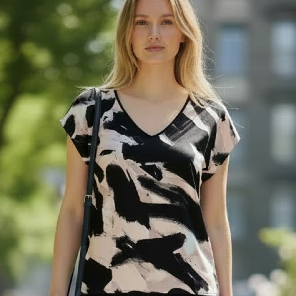 Calvin Klein short sleeved v-neck top w/zip back.‎ Black/pink. Medium.